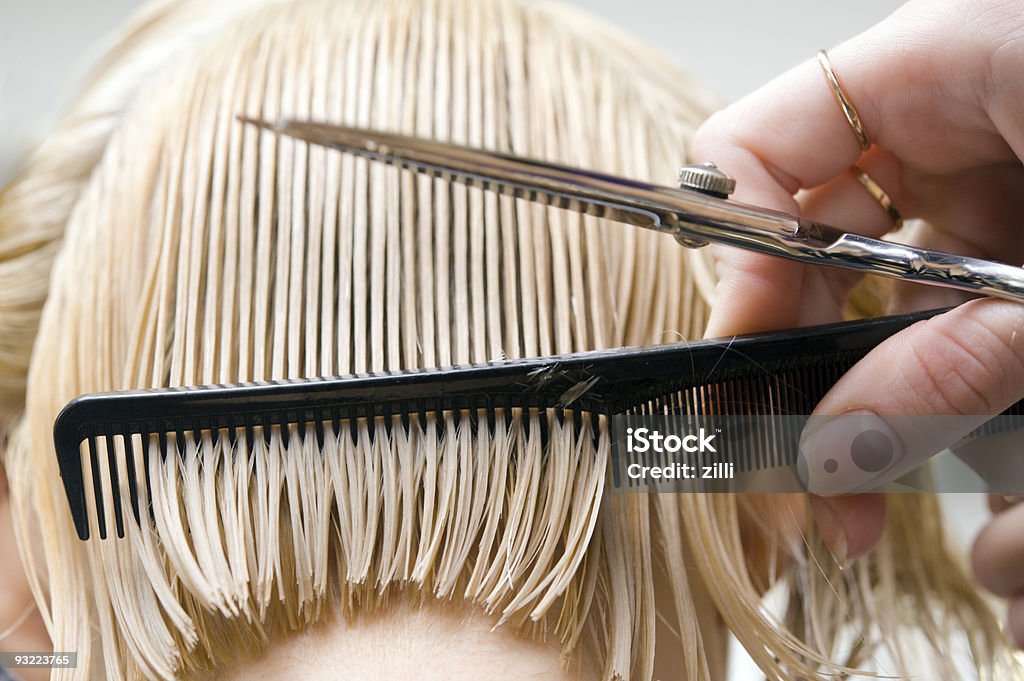 Белокурая женщина в волосы салон - Стоковые фото Короткий волос роялти-фри