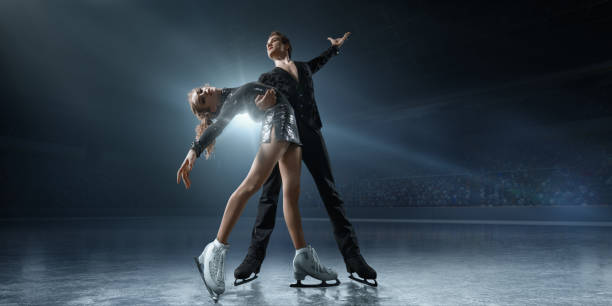 de patinaje. pareja de patinadores de hielo - patinaje artístico fotografías e imágenes de stock