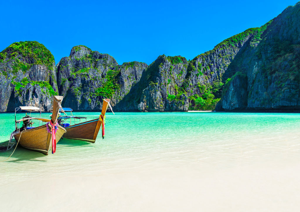 Kalksteininseln und Strandlandschaft in Thailand