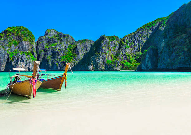 maya bay strand mit zwei longtail boote, ko phi phi leh island, thailand - phi stock-fotos und bilder