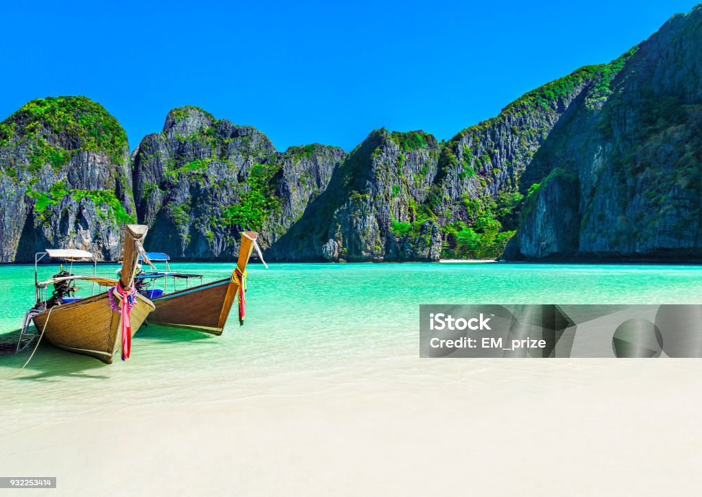 マヤ湾ビーチ 2 ロングテイル ボート、島ピピ ・ レー ・ ビーチ島、タイで - タイ王国のロイヤリティフリーストックフォト