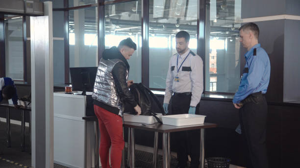 guarda, verificando o saco de passageiros no aeroporto - security staff security airport airport security - fotografias e filmes do acervo