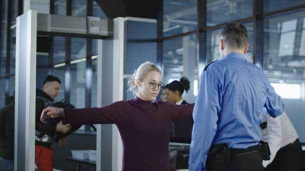 passeggeri che hanno un esame in aeroporto - security staff security airport airport security foto e immagini stock