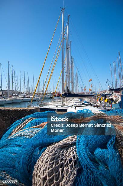 Redes De Pesca E As Embarcações À Vela No Porto - Fotografias de stock e mais imagens de Ao Ar Livre - Ao Ar Livre, Azul, Barco à Vela