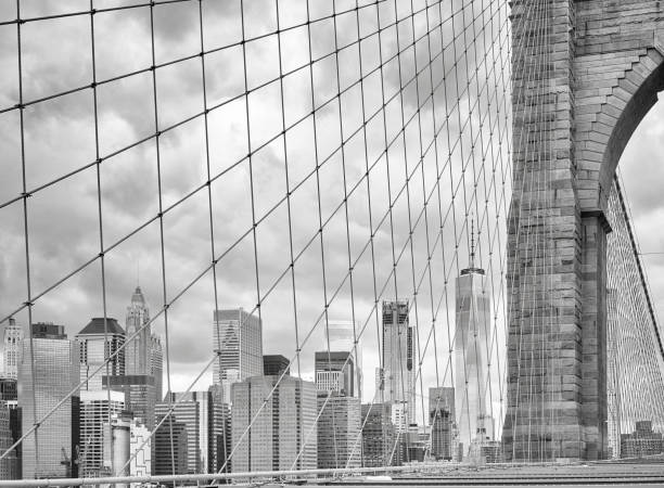 manhattan visto do brooklyn bridge, nova iorque. - new york city black and white city looking at view - fotografias e filmes do acervo