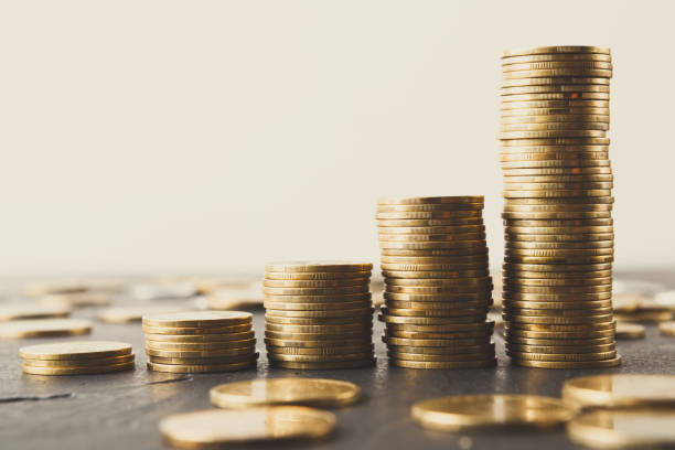 istock Increasing columns of gold coins on table 932278668