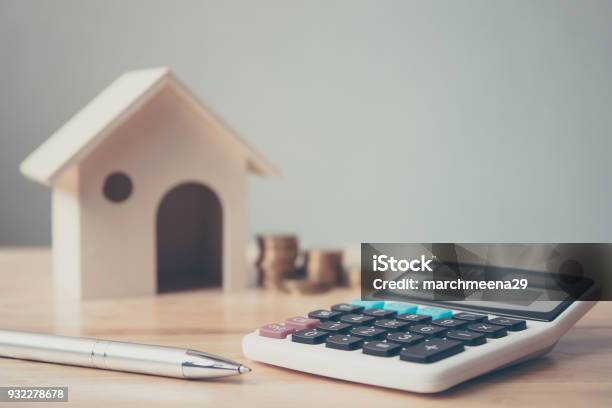 Foto de Calculadora Com Pilha De Moedas E Casa De Madeira E Caneta Na Mesa De Madeira Casa E Propriedade De Investimento Financeiro Conceito De Hipoteca e mais fotos de stock de Casa