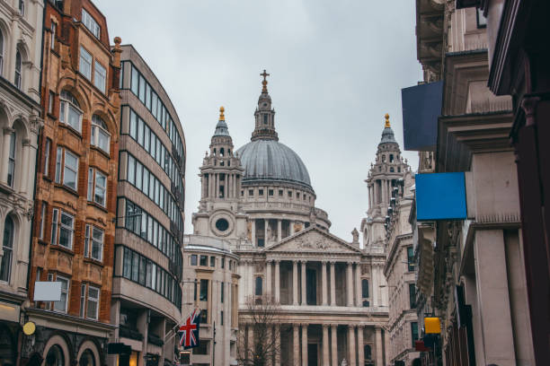 istock Avenue in London 932289440