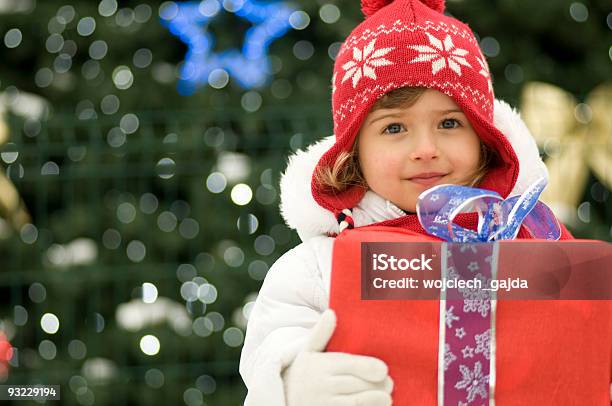 Kleines Mädchen In Der Weihnachtszeit Stockfoto und mehr Bilder von Geschenk - Geschenk, Kind, Schnee