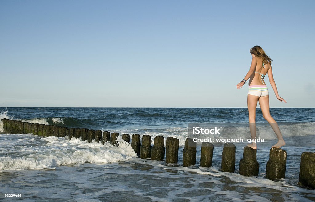 아름다운 해변의 젊은 여자 - 로열티 프리 가냘픈 스톡 사진