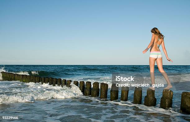 아름다운 해변의 젊은 여자 가냘픈에 대한 스톡 사진 및 기타 이미지 - 가냘픈, 건강한 생활방식, 걷기