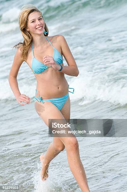 Bella Giovane Ragazza In Spiaggia - Fotografie stock e altre immagini di Adolescente - Adolescente, Adolescenza, Spiaggia