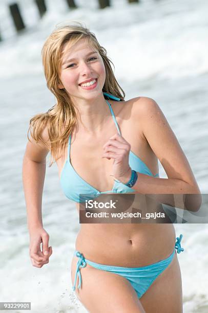 Schöne Junge Mädchen Am Strand Stockfoto und mehr Bilder von Aktiver Lebensstil - Aktiver Lebensstil, Aktivitäten und Sport, Attraktive Frau