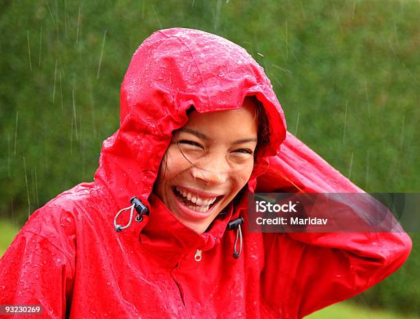 Pioggia Donna - Fotografie stock e altre immagini di Giacca impermeabile - Giacca impermeabile, Donne, Acqua potabile