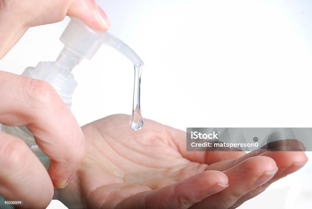 Frau benutzt Händedesinfektionsmittel oder Seife - Lizenzfrei Seifenspender Stock-Foto