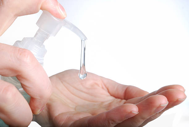 여자 적용 손 소독제, 또는 비누 - hand sanitizer liquid soap hygiene healthy lifestyle 뉴스 사진 이미지