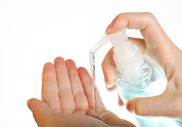 mano de mujer aplicar sanitizer o jabón - liquid soap fotografías e imágenes de stock