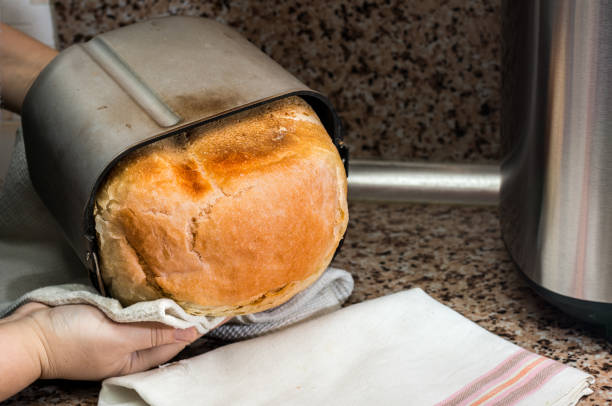 pane fatto in casa cotto in un paniaio - bread making foto e immagini stock