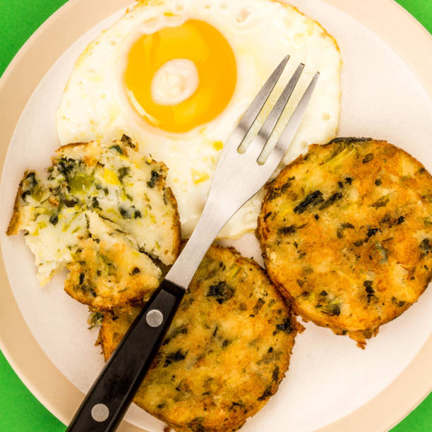 smażone jajko z bąbelkami i piekieł - baked breakfast cabbage cake zdjęcia i obrazy z banku zdjęć