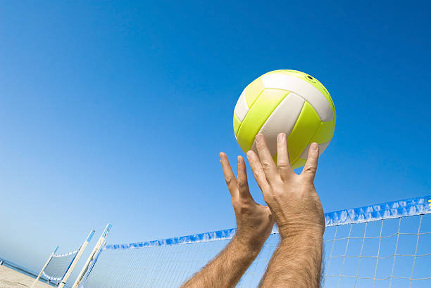 jugador de vóleibol - volleyball volleying human hand men fotografías e imágenes de stock