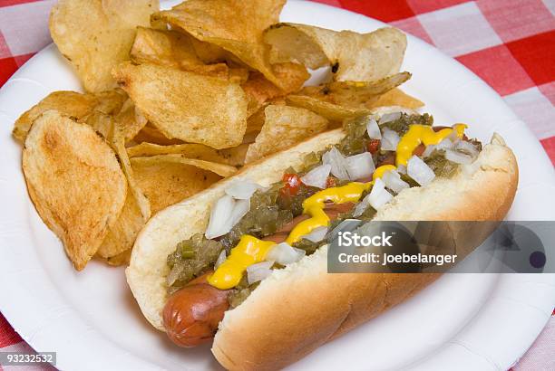 Hot Doga I Chipsy Ziemniaczane - zdjęcia stockowe i więcej obrazów Hot dog - Hot dog, Chipsy ziemniaczane, Talerz z papieru