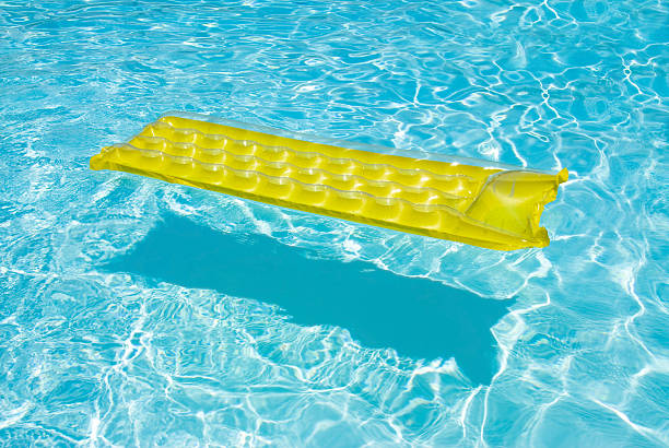 amarela, que flutua em uma piscina - 4758 - fotografias e filmes do acervo
