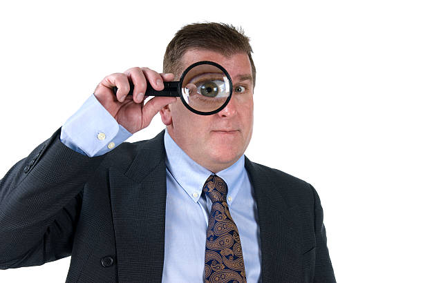 hombre con lupa - low scale magnification glass men businessman fotografías e imágenes de stock