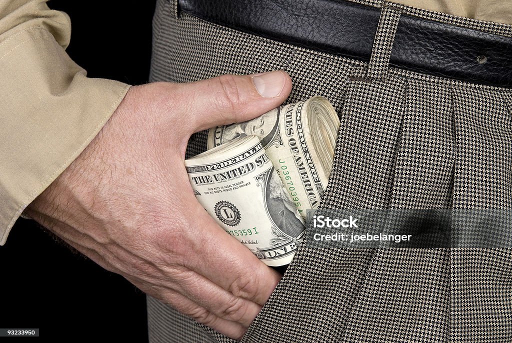 Człowiek nadużywania wads pieniądze w kieszeni - Zbiór zdjęć royalty-free (Banknot)