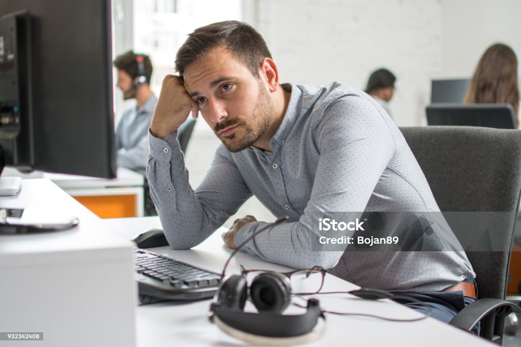 Angst-Bart Mann am Computer-Bildschirm im Büro - Lizenzfrei Traurigkeit Stock-Foto