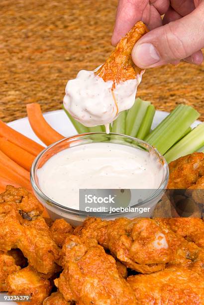 Alitas De Pollo Con Salsa Caliente Y Aderezos Foto de stock y más banco de imágenes de Ala de pollo - Ala de pollo, Alimento, Alimentos cocinados