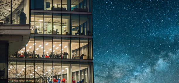 office building at night - city of london office building construction architecture imagens e fotografias de stock