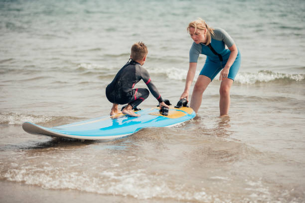 aprender cómo surf - surfing role model learning child fotografías e imágenes de stock