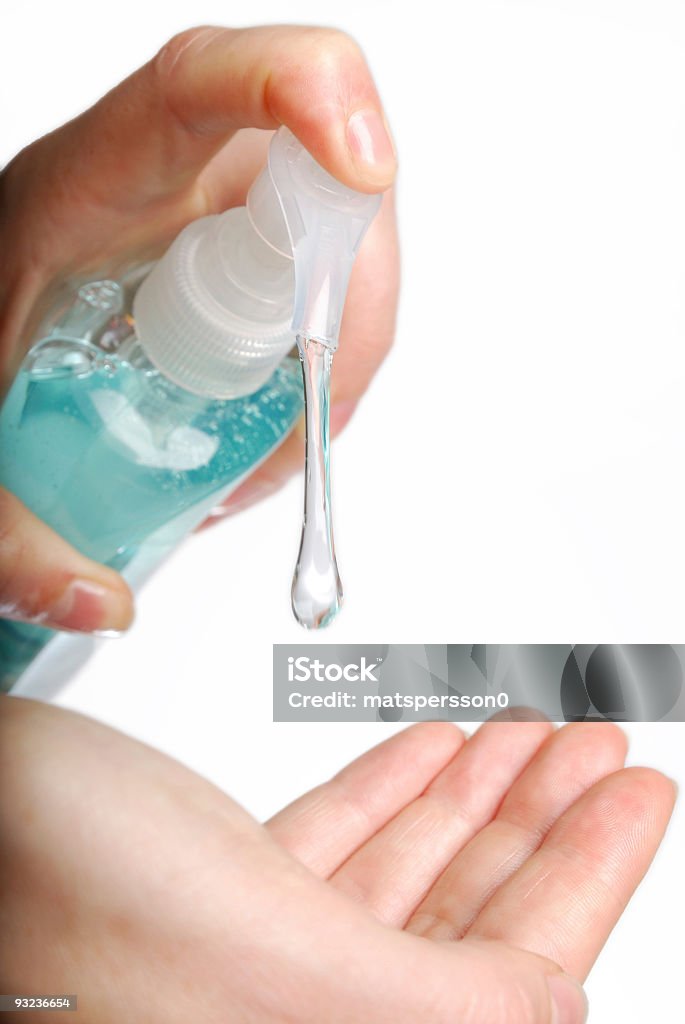 Mulher aplicando higienizante das mãos ou sabão - Royalty-free Desinfetante de mãos Foto de stock
