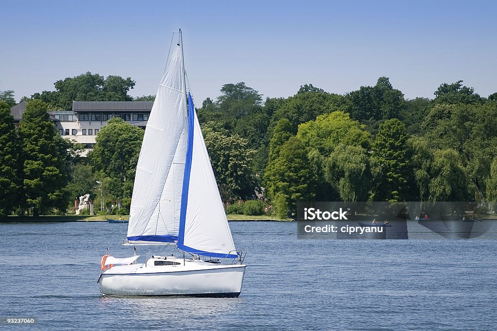 Yacht sul lago - Foto stock royalty-free di Acqua