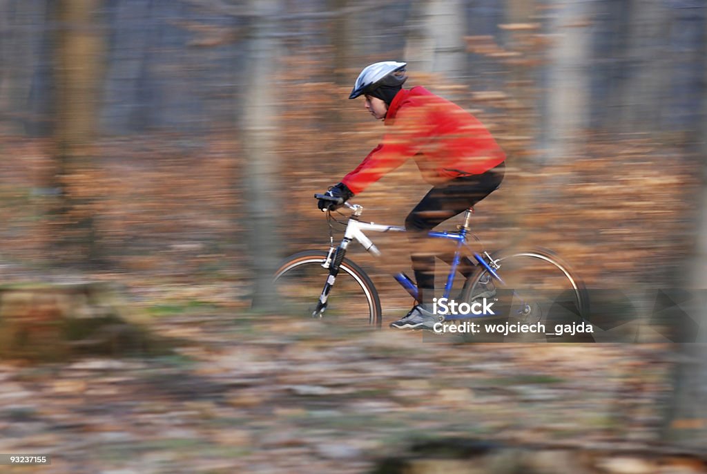 Sportiva donna in bicicletta in viaggio - Foto stock royalty-free di Abbigliamento sportivo