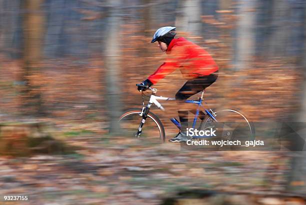 Sportiva Donna In Bicicletta In Viaggio - Fotografie stock e altre immagini di Abbigliamento sportivo - Abbigliamento sportivo, Adulto, Allenamento
