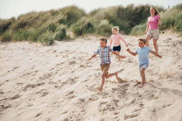 divirtiéndose en la playa - sibling brother family with three children sister fotografías e imágenes de stock