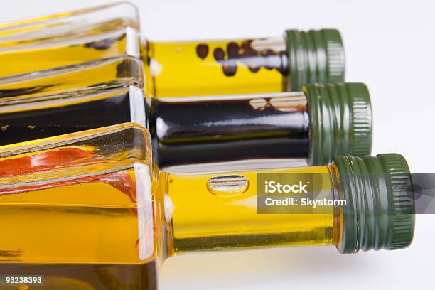 Different Edible Oils — стоковые фотографии и другие картинки Бальзамический уксус - Бальзамический уксус, Без людей, Бутылка