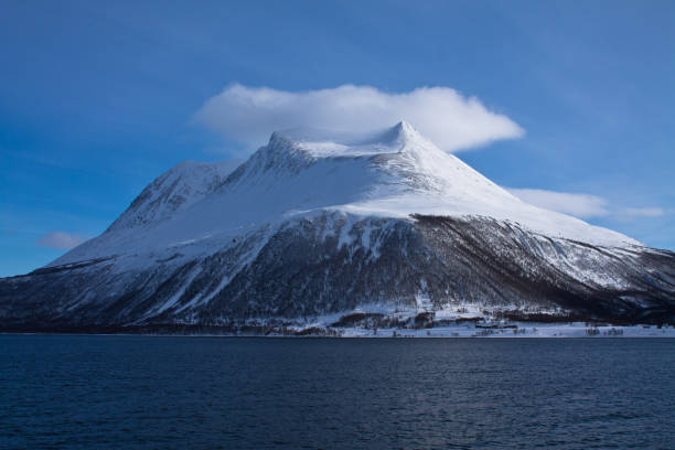 navire de croisière panoramique dans les fjords de la mer de norvège au pôle nord, norvège - tromso lofoten and vesteral islands lofoten norway photos et images de collection