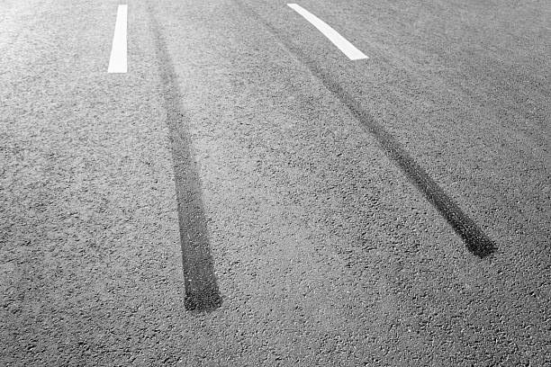 gumowe śladów - tire track track asphalt skidding zdjęcia i obrazy z banku zdjęć