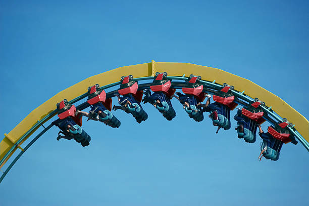 de cabeça para baixo - rollercoaster carnival amusement park ride screaming - fotografias e filmes do acervo