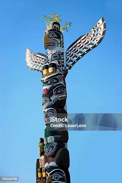 Totem Pole Foto de stock y más banco de imágenes de Alto - Descripción física - Alto - Descripción física, Antiguo, Arte