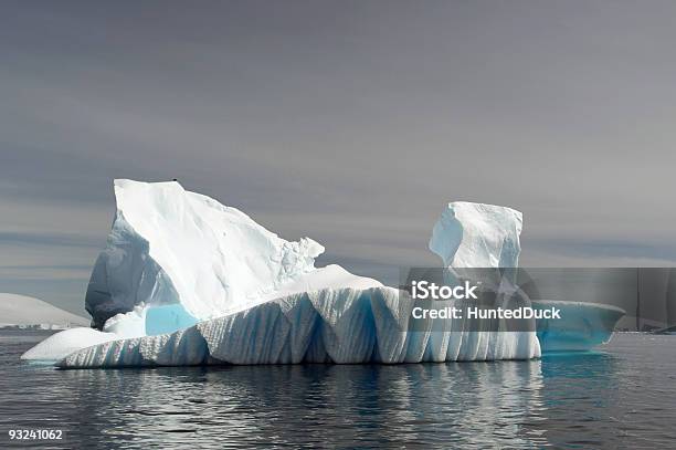 Iceberg Formación En Las Aguas De La Antártida Foto de stock y más banco de imágenes de Agua - Agua, Antártida, Azul