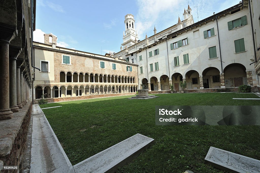 Chiostro della cattedrale romanica di Santa Maria Matricolare, Verona, Italia - Foto stock royalty-free di Ambientazione esterna