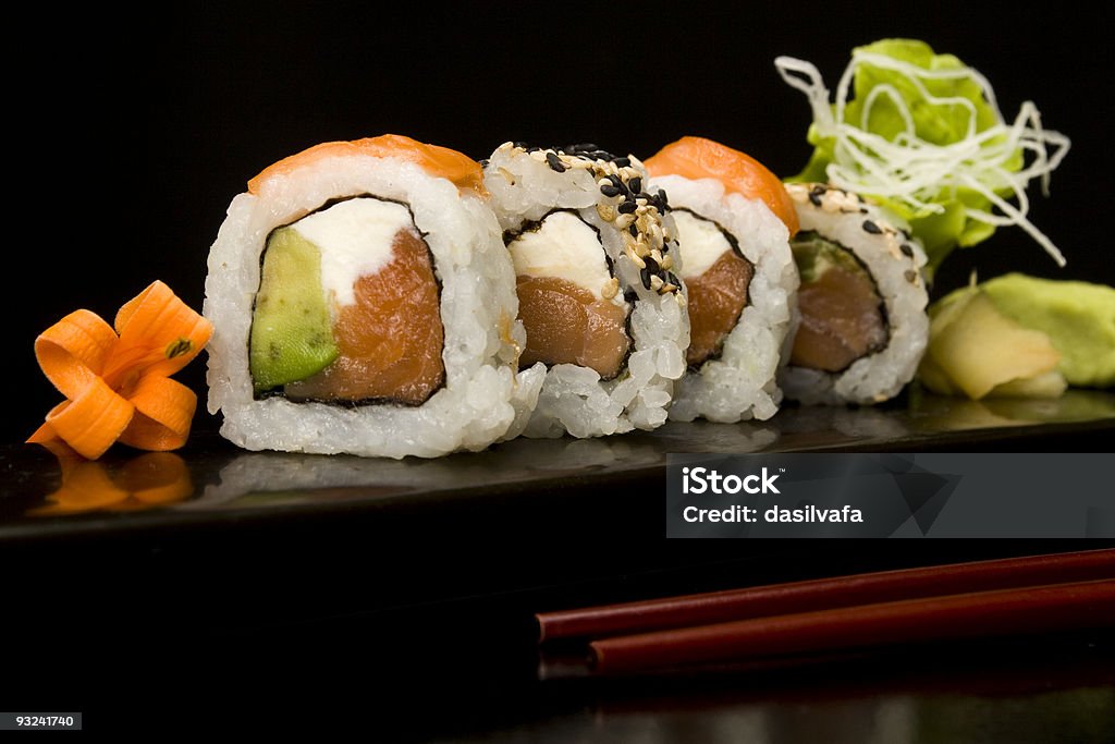 Тарелка для суши и палочки для еды - Стоковые фото Авокадо роялти-фри