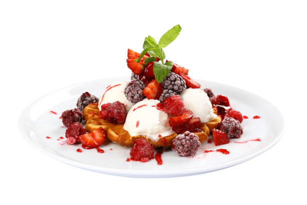 신선한 딸기와 크림 벨기에 와플 - waffle waffled belgian waffle food 뉴스 사진 이미지