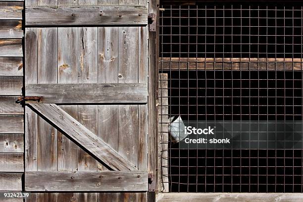 Barn Und Eimer Stockfoto und mehr Bilder von Agrarbetrieb - Agrarbetrieb, Alt, Altertümlich