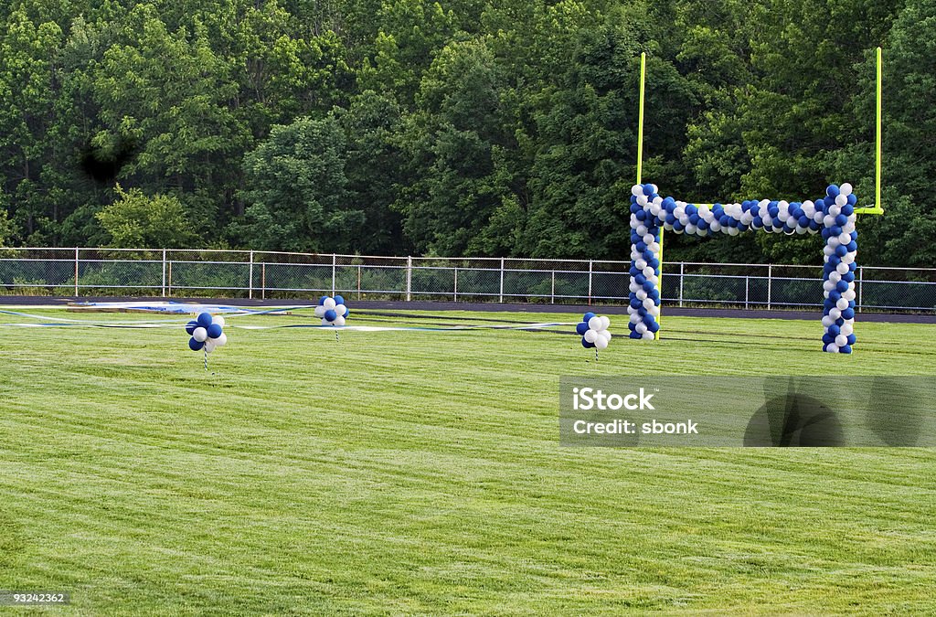Poste de portería y globos - Foto de stock de Campo de fútbol americano libre de derechos