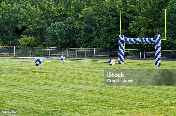 Poste De Portería Y Globos Foto de stock y más banco de imágenes de Campo de fútbol americano - Campo de fútbol americano, Edificio escolar, Graduación