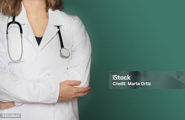 Médico Mujer Recortada Con Espacio De Copia Frente Fondo Verde Foto de stock y más banco de imágenes de Doctora